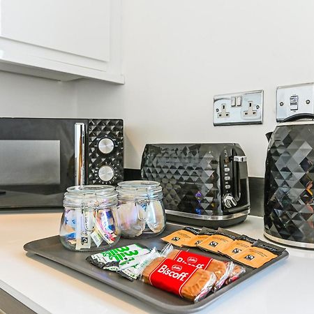 Family 1 Bed Apt Near Cardiff City Centre, Free Parking, Quiet, Secure Neighbourhood ภายนอก รูปภาพ