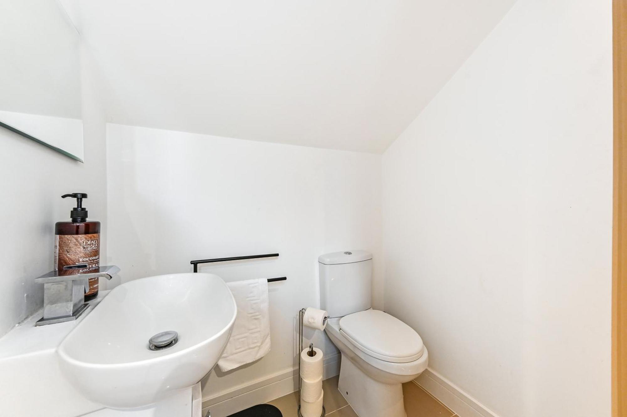 Family 1 Bed Apt Near Cardiff City Centre, Free Parking, Quiet, Secure Neighbourhood ภายนอก รูปภาพ