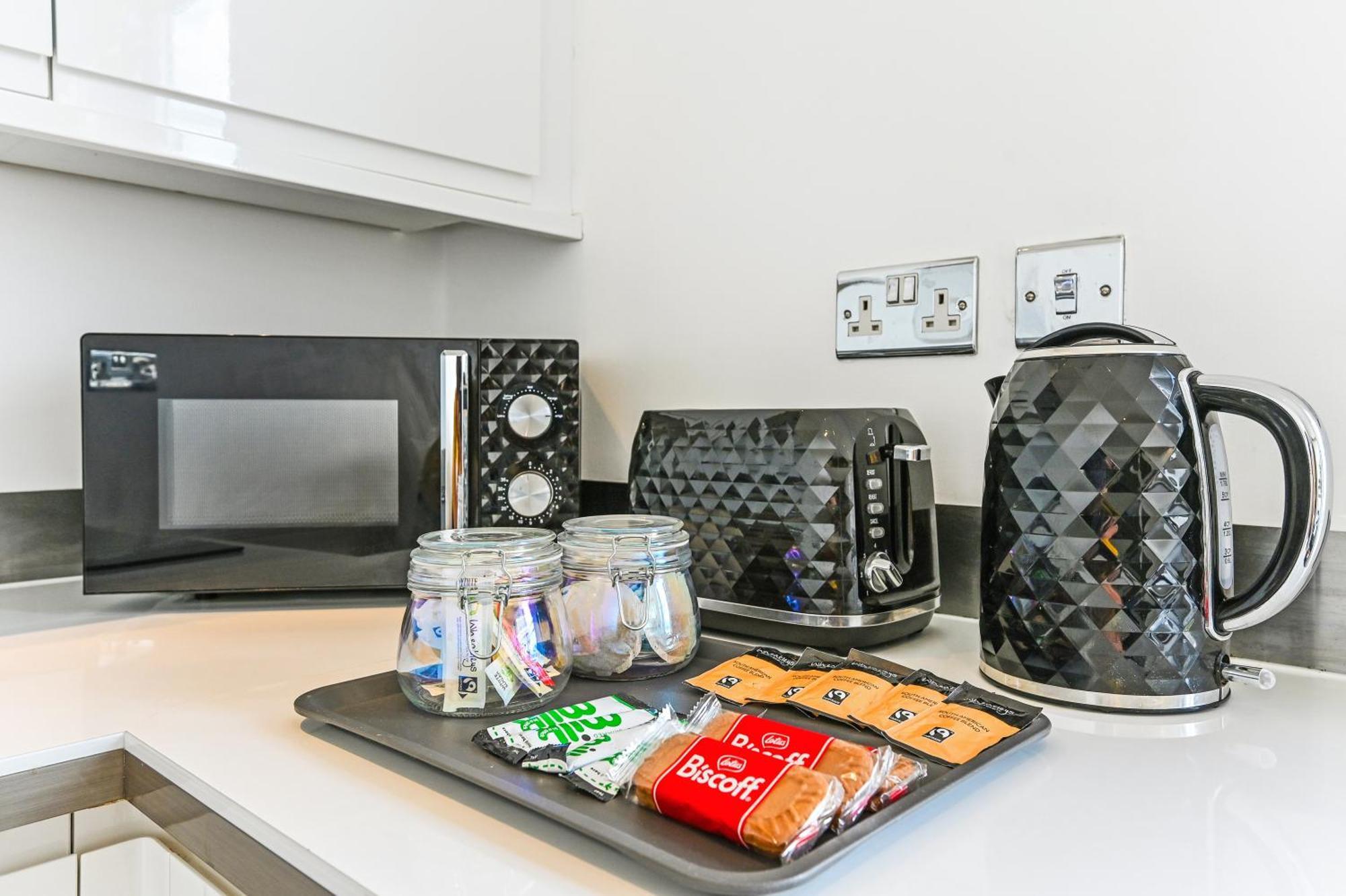 Family 1 Bed Apt Near Cardiff City Centre, Free Parking, Quiet, Secure Neighbourhood ภายนอก รูปภาพ