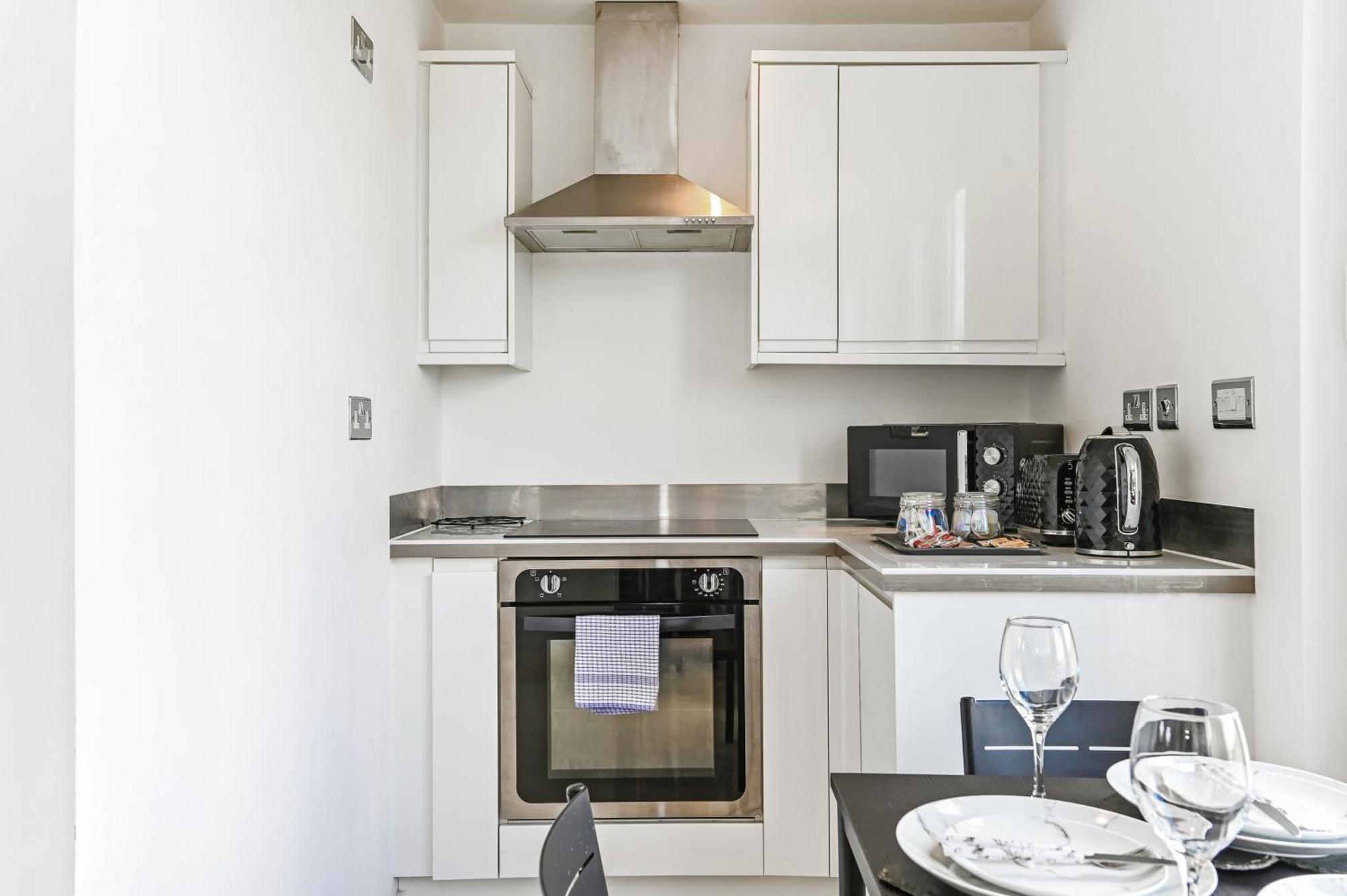 Family 1 Bed Apt Near Cardiff City Centre, Free Parking, Quiet, Secure Neighbourhood ภายนอก รูปภาพ