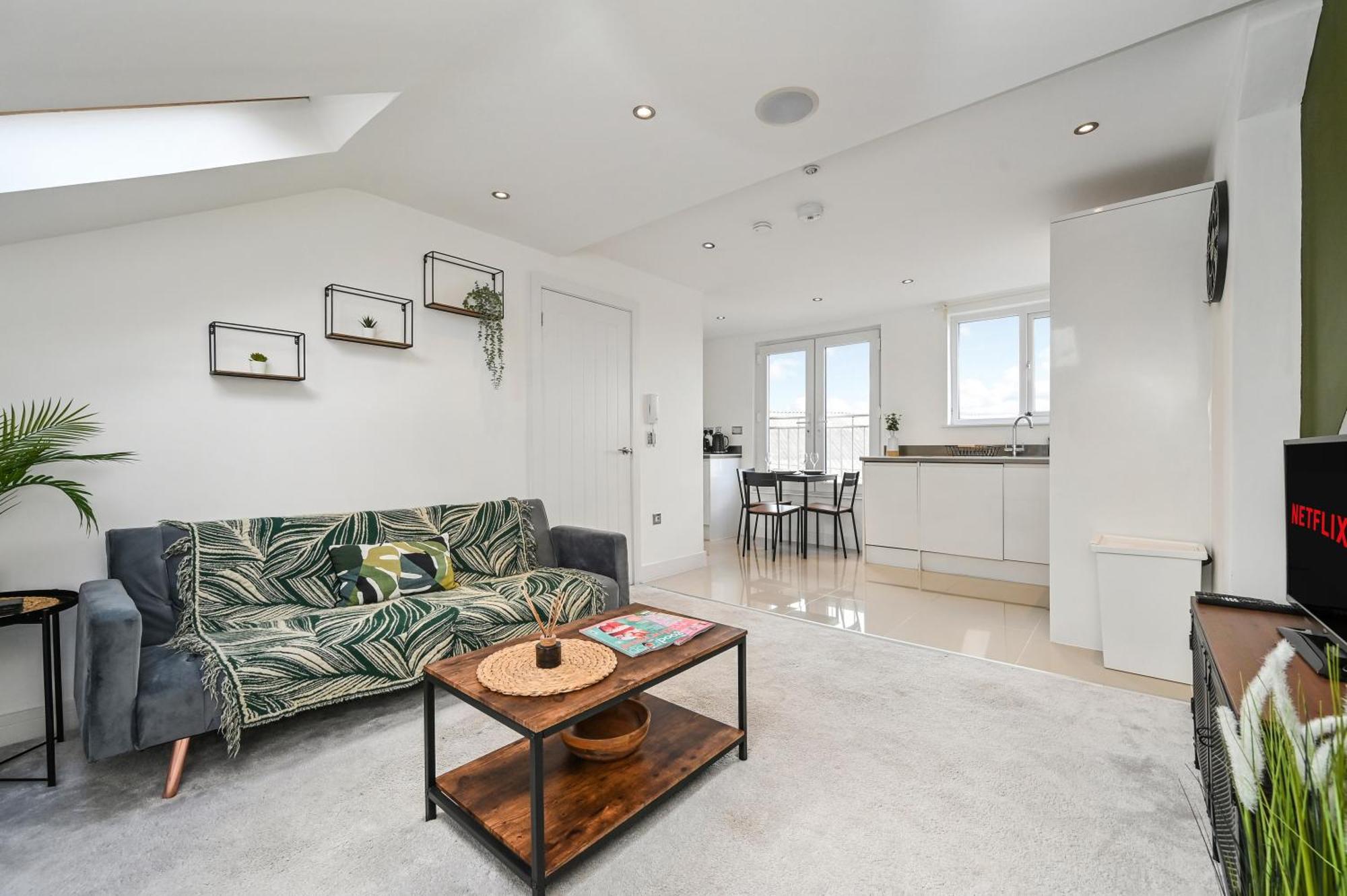 Family 1 Bed Apt Near Cardiff City Centre, Free Parking, Quiet, Secure Neighbourhood ภายนอก รูปภาพ