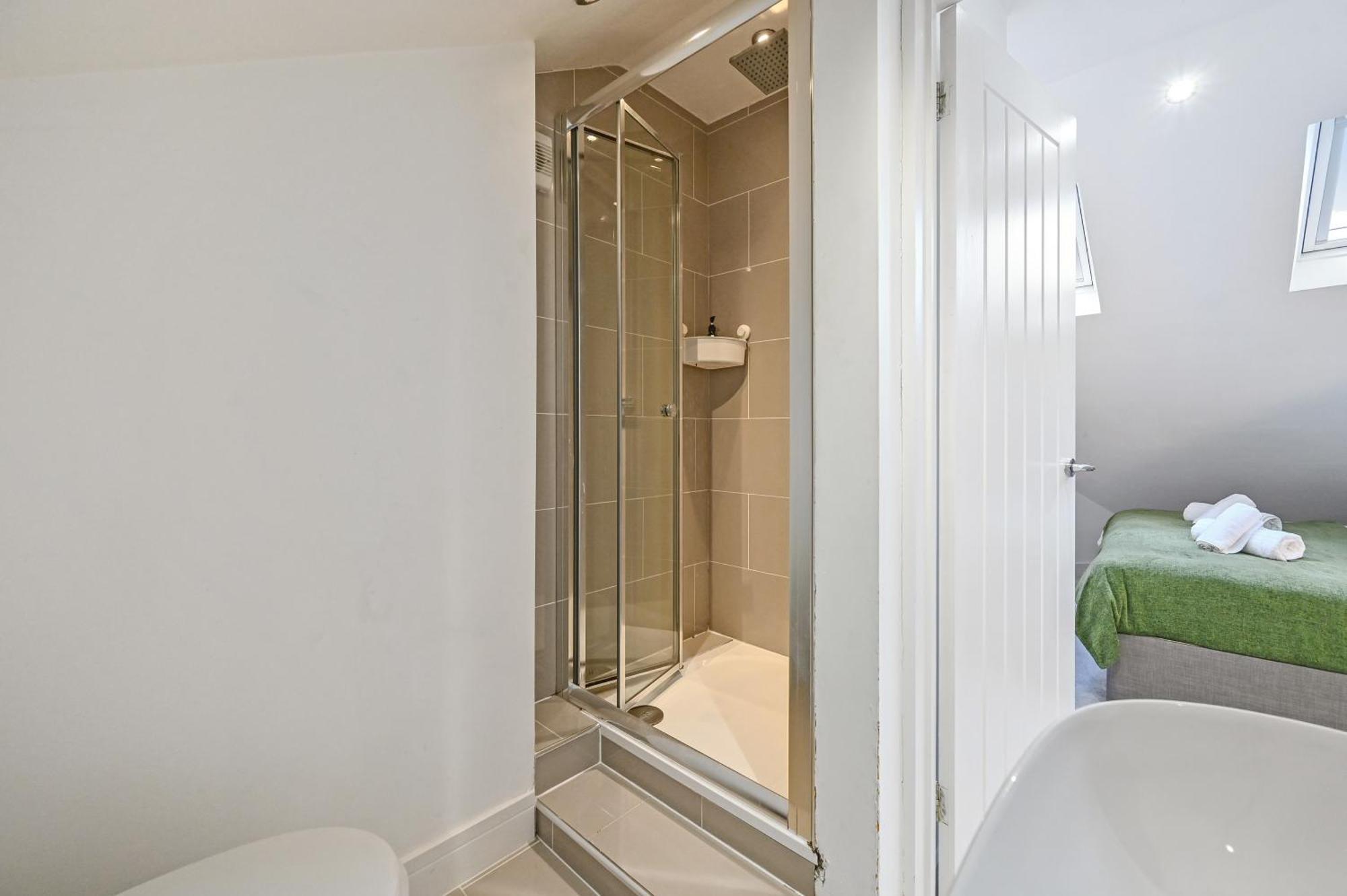 Family 1 Bed Apt Near Cardiff City Centre, Free Parking, Quiet, Secure Neighbourhood ภายนอก รูปภาพ