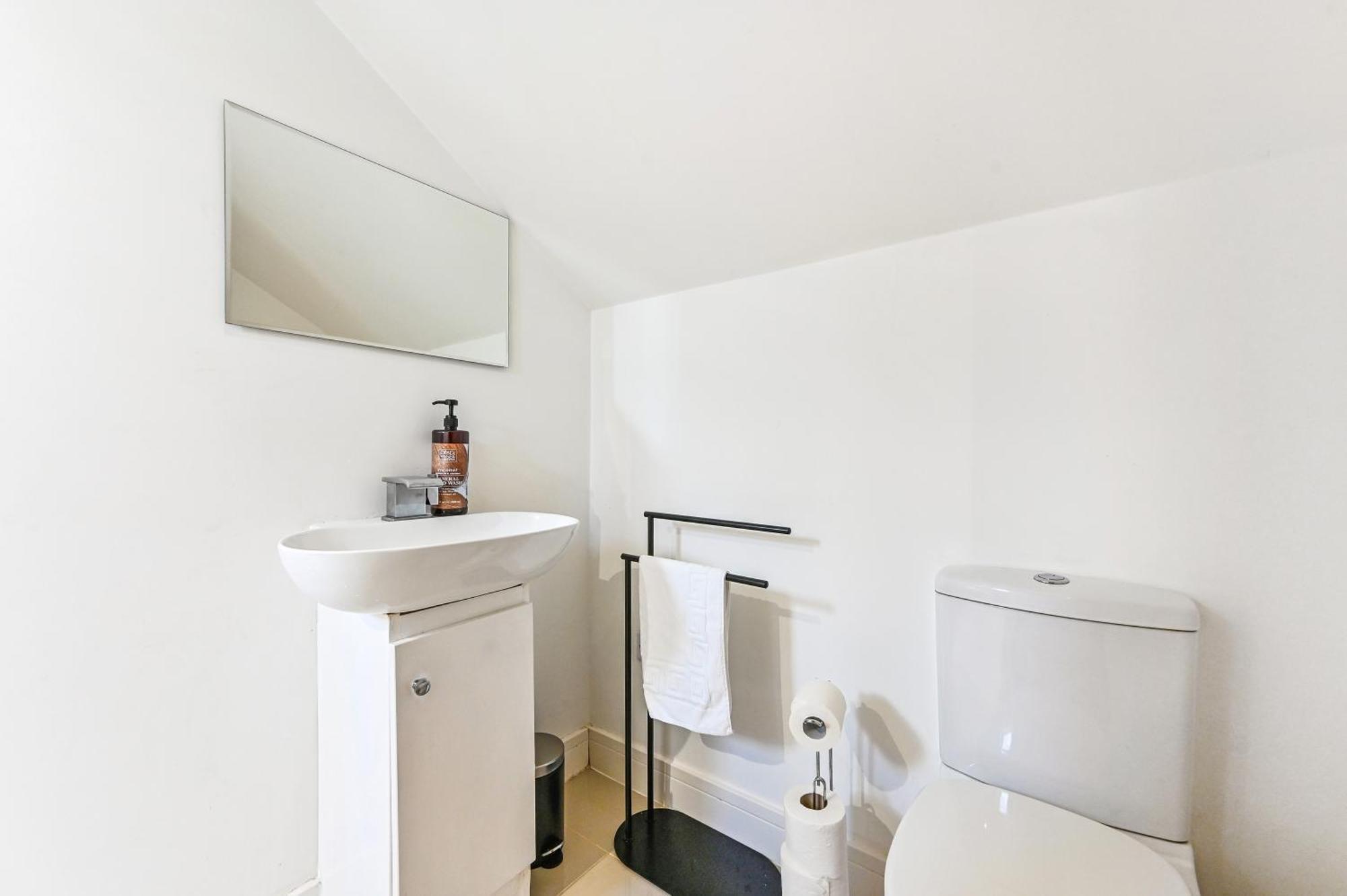 Family 1 Bed Apt Near Cardiff City Centre, Free Parking, Quiet, Secure Neighbourhood ภายนอก รูปภาพ