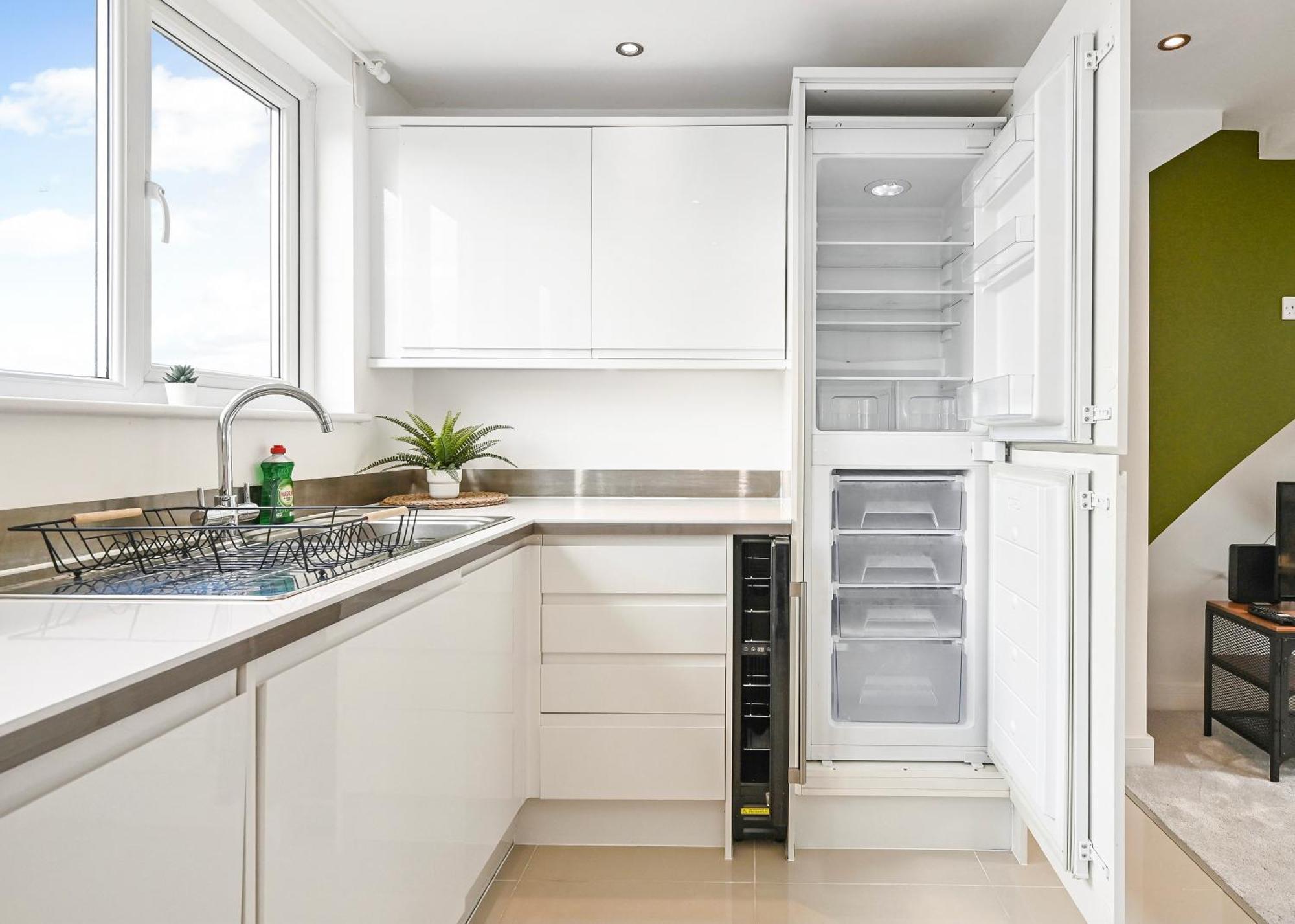Family 1 Bed Apt Near Cardiff City Centre, Free Parking, Quiet, Secure Neighbourhood ภายนอก รูปภาพ